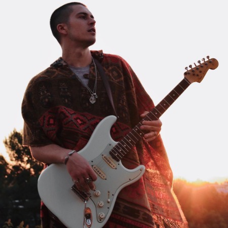 The musician Billy Unger with his guitar.